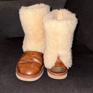 UGG Tan and Cream Sheepskin Boots S/N 1008823 Size 9